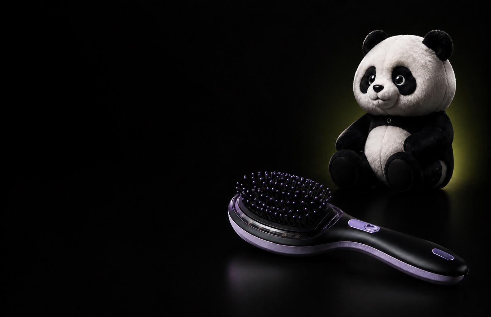 黒いスタジオ空間に置かれたHEYE 磁気リバイブブラシとPanda.MoRE